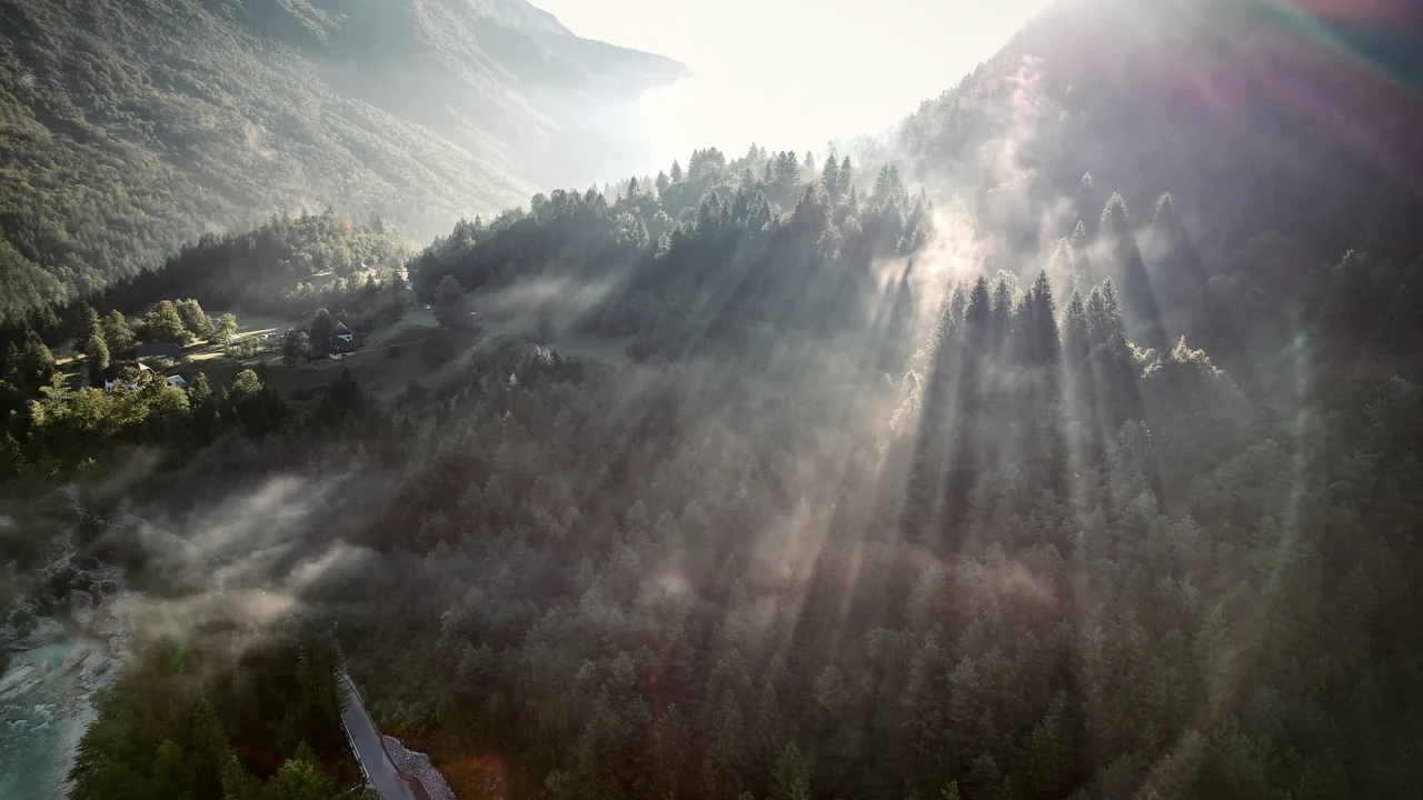 Bergtal mit Sonnenstrahlen als Symbol für Orientierung